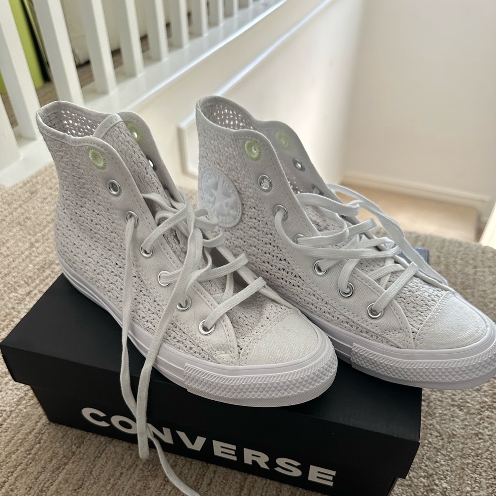 Converse Crochet High top, size 8 - NEW in box